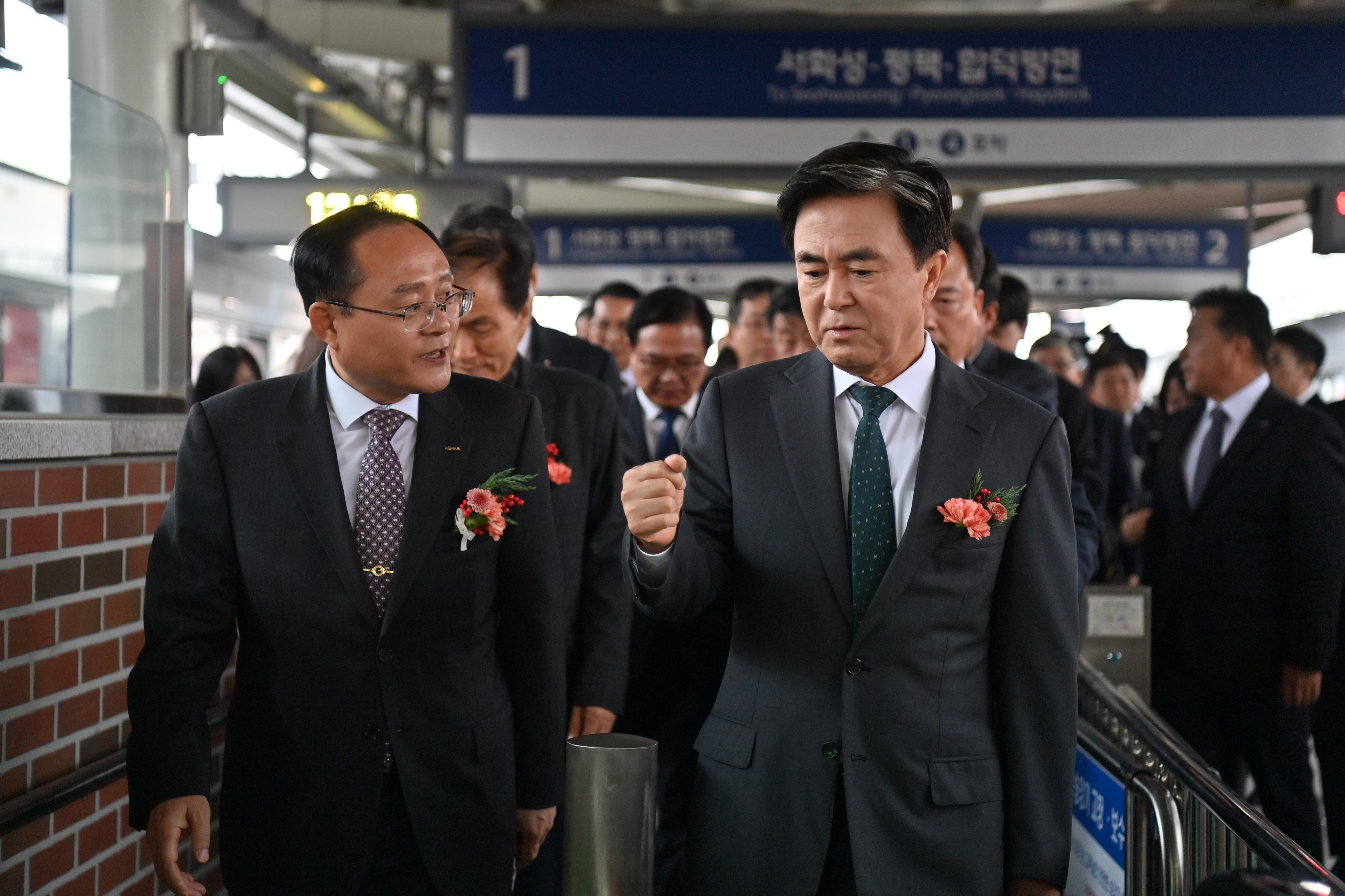 김태흠 도지사는 21일 아산 인주역에서 열린 '아산만 순환철도 조기 완공 기념행사 및 시승식'에 참석했다. 관련사진 2