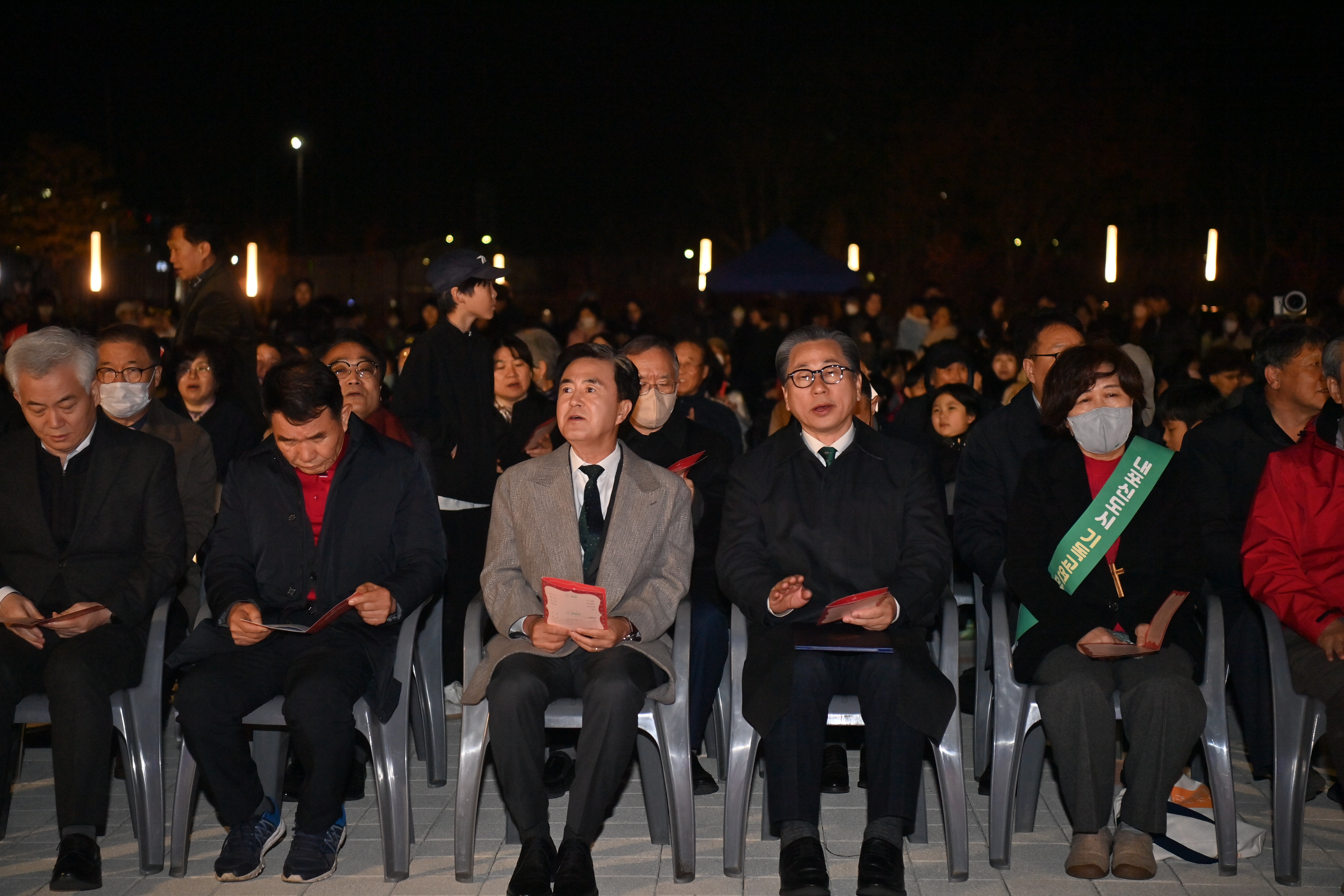 김태흠 도지사는 21일 도청 남문 다목적광장에서 열린 '충남도청 성탄축하 예배 및 성탄트리 점등식'에 참석했다. 관련사진 7