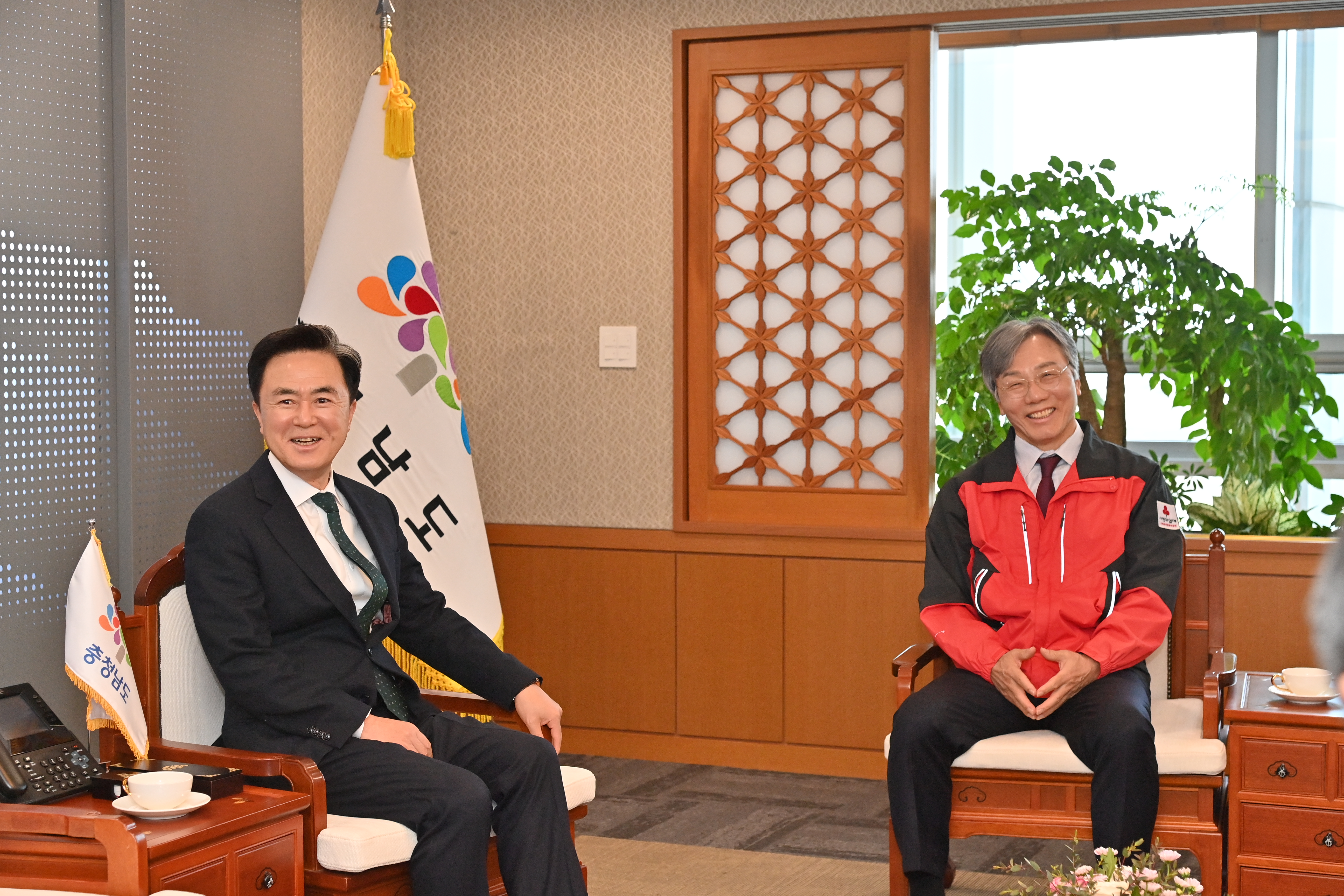 김태흠 도지사는 22일 도정 접견실과 외부인사접견실에서 설명절 이웃돕기 성금전달식에 참석했다. 관련사진 5