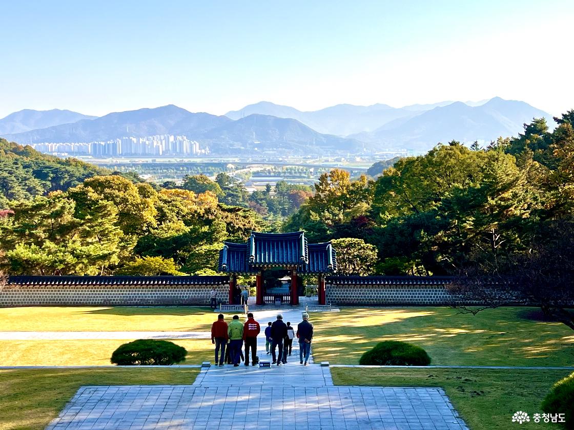 충무공 영정 발아래 보이는 풍경