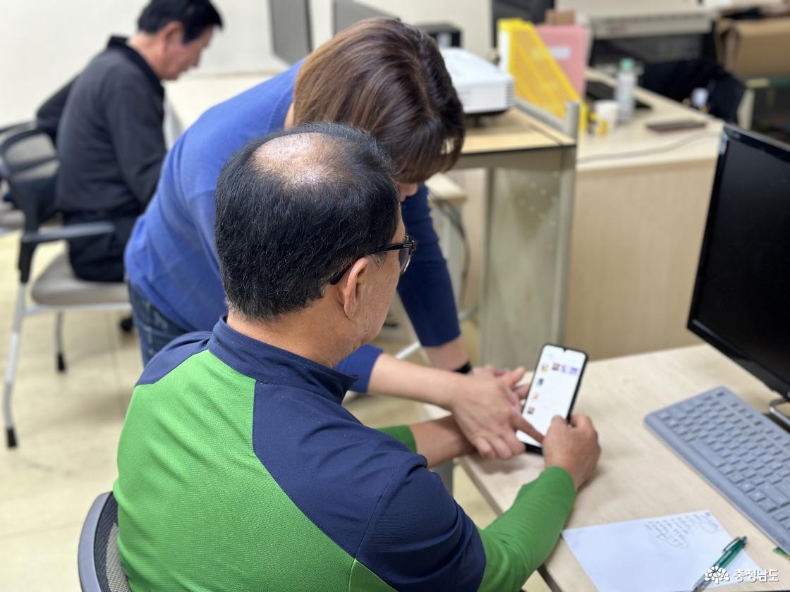 70대 할아버지들, “스마트폰 교육 덕에 더 큰 세상이 열렸어요!” 