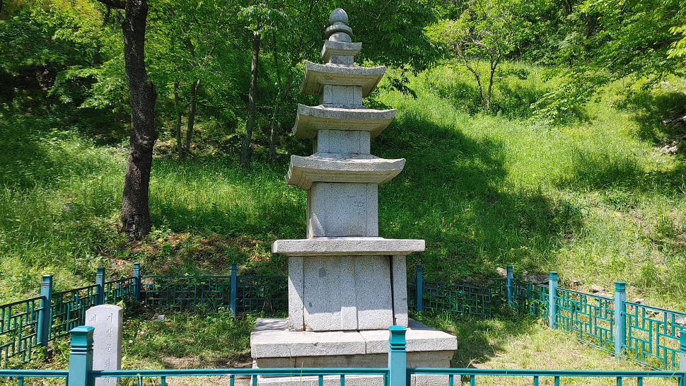 충청남도 청양군 장평면 도림사터에 있는 고려시대 화강암으로 만든 3층 불탑.시도유형문화재